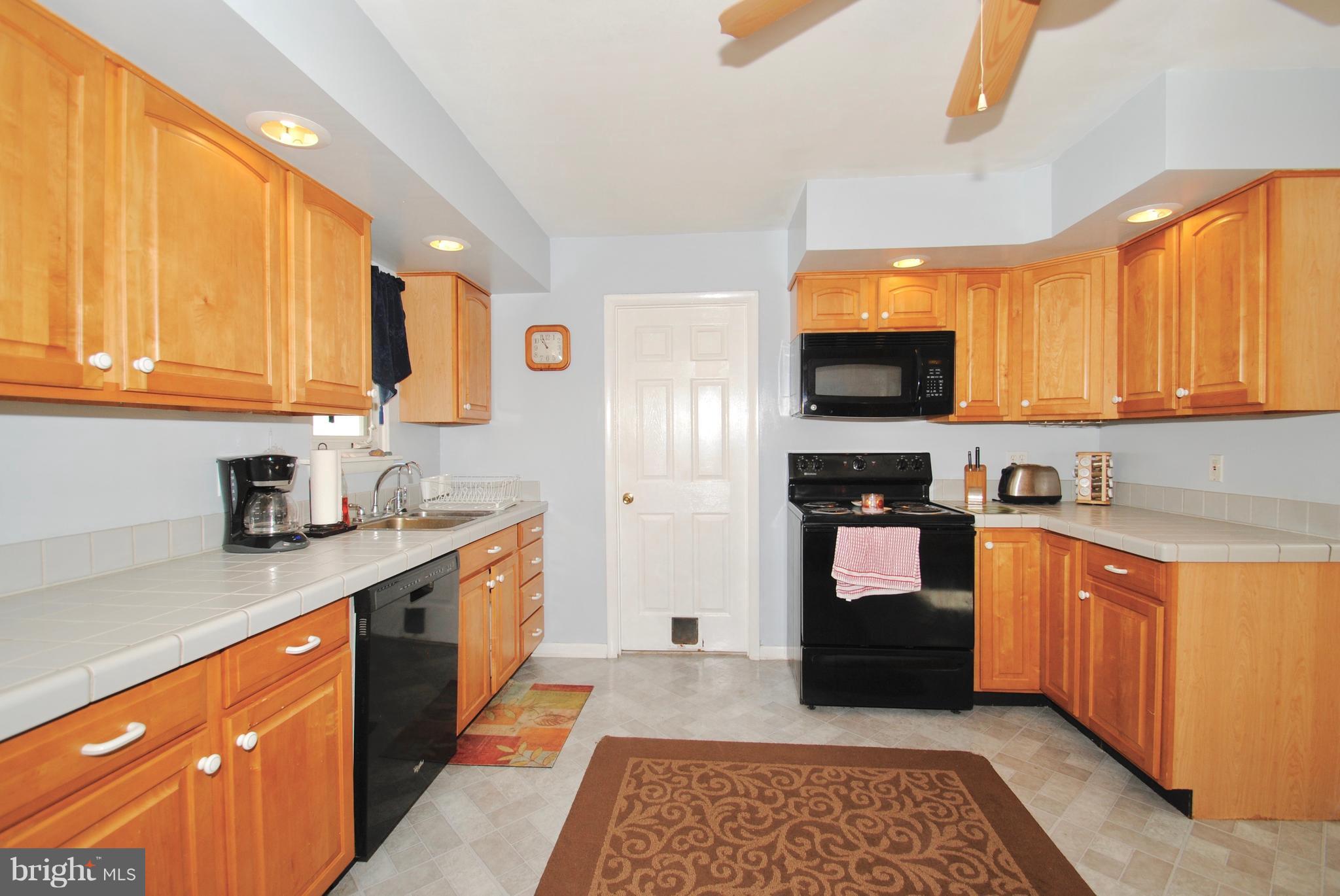 3924 Shoreham Beach Road Edgewater, MD 21037 - Photo 18 of 28 Large open Kitchen