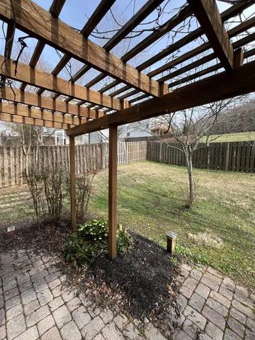 a view of a backyard