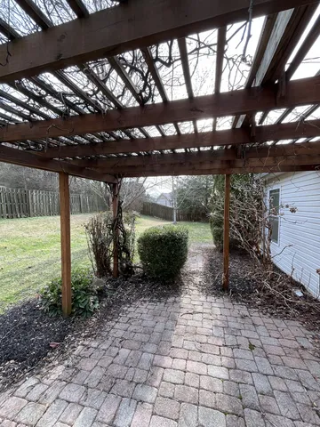 a view of a back yard