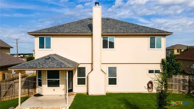 a view of small yard in front of house