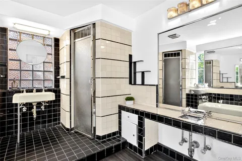 $2,299,000 | 138 Payne Whitney Lane, Manhasset, NY 11030