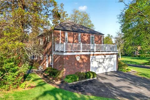 $2,299,000 | 138 Payne Whitney Lane, Manhasset, NY 11030