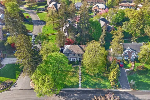 $2,299,000 | 138 Payne Whitney Lane, Manhasset, NY 11030