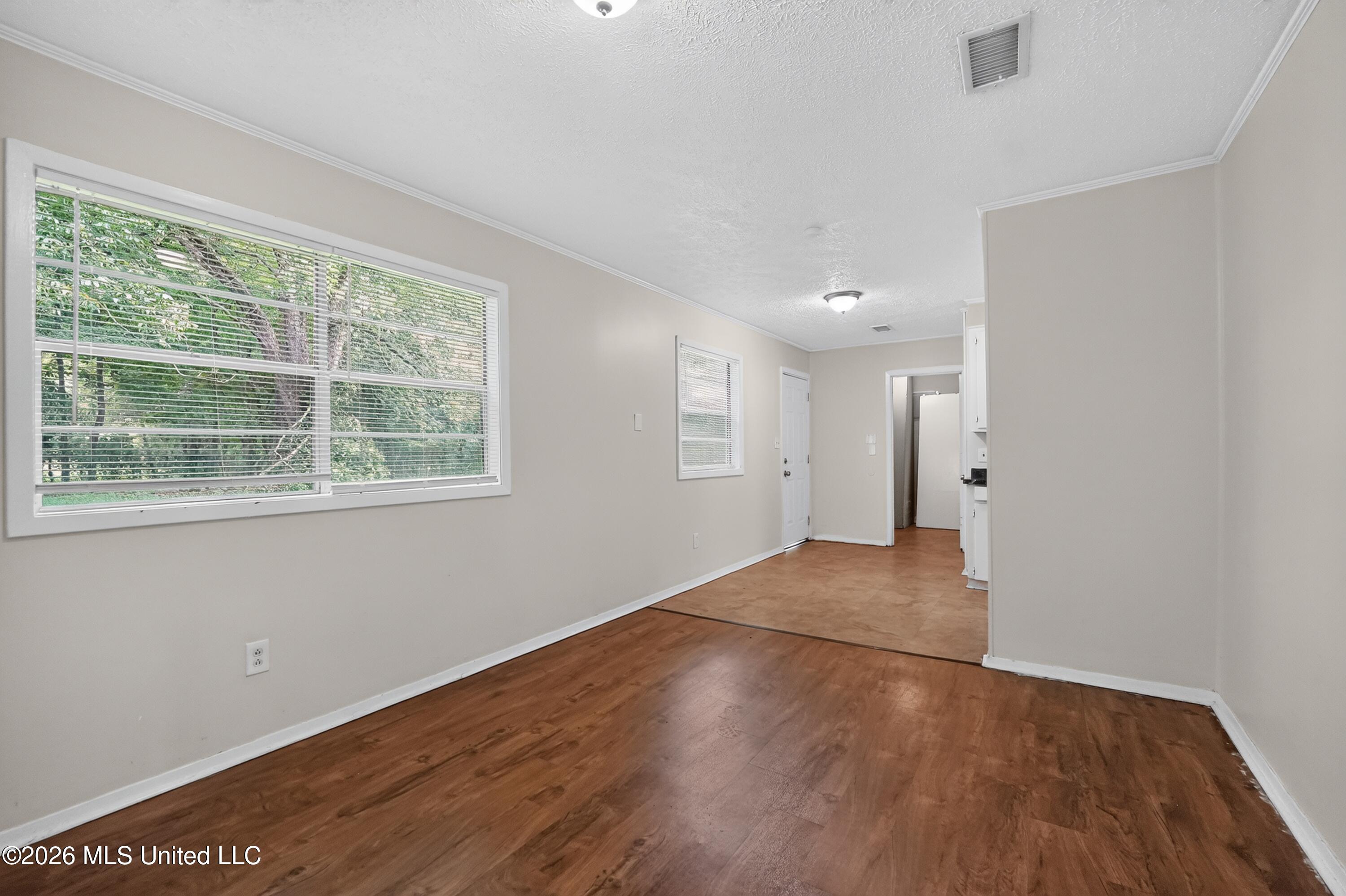 6558 Van Buren Road Jackson, MS 39213 - Photo 15 of 39 18_6558_Van_Buren_Rd-Dining_room-9107