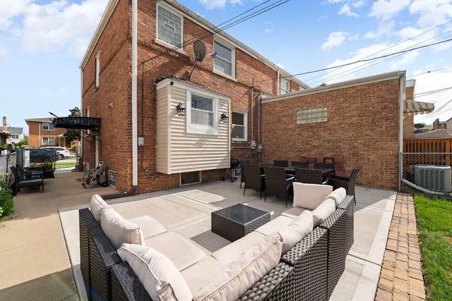 a view of a house with a backyard