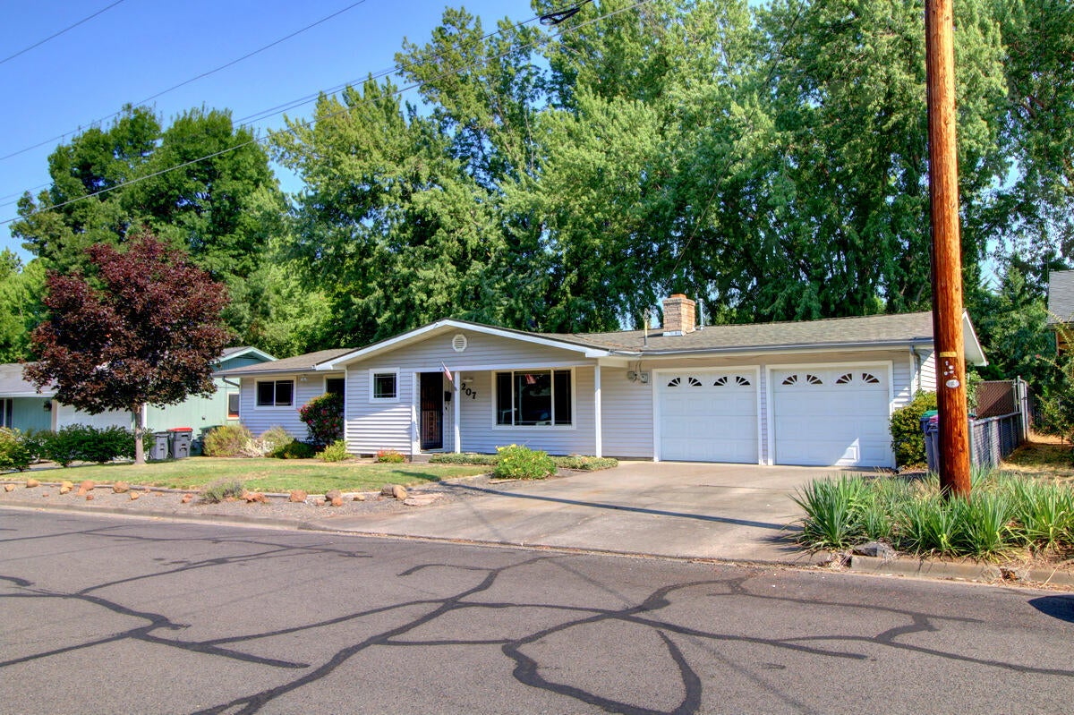 207 Victoria Way Central Point, OR 97502 - Photo 1 of 16 FirstPic