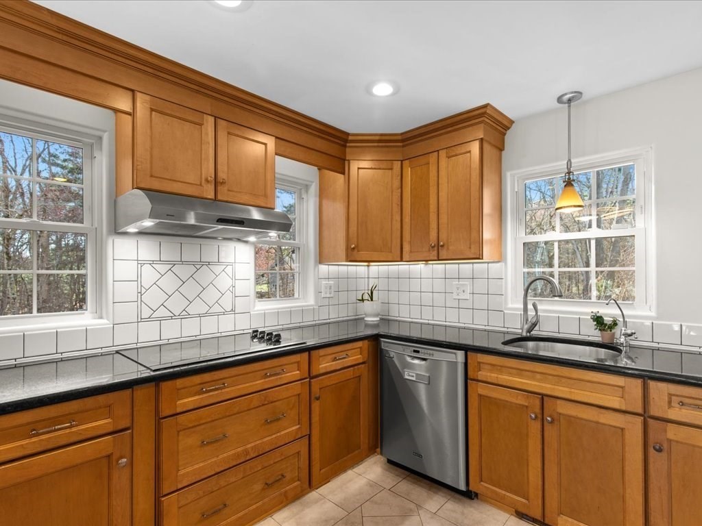 11 Phyllis Road Foxboro, MA 02035 - Photo 11 of 42
