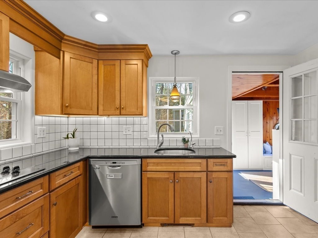 11 Phyllis Road Foxboro, MA 02035 - Photo 14 of 42