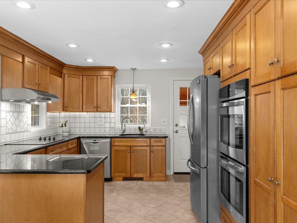 11 Phyllis Road Foxboro, MA 02035 - Photo 10 of 42