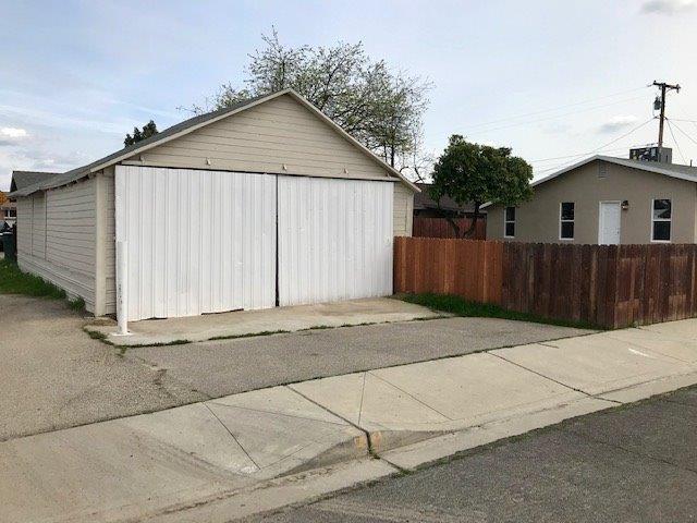 296 West Elizabeth Avenue Reedley, CA 93654 - Photo 9 of 29