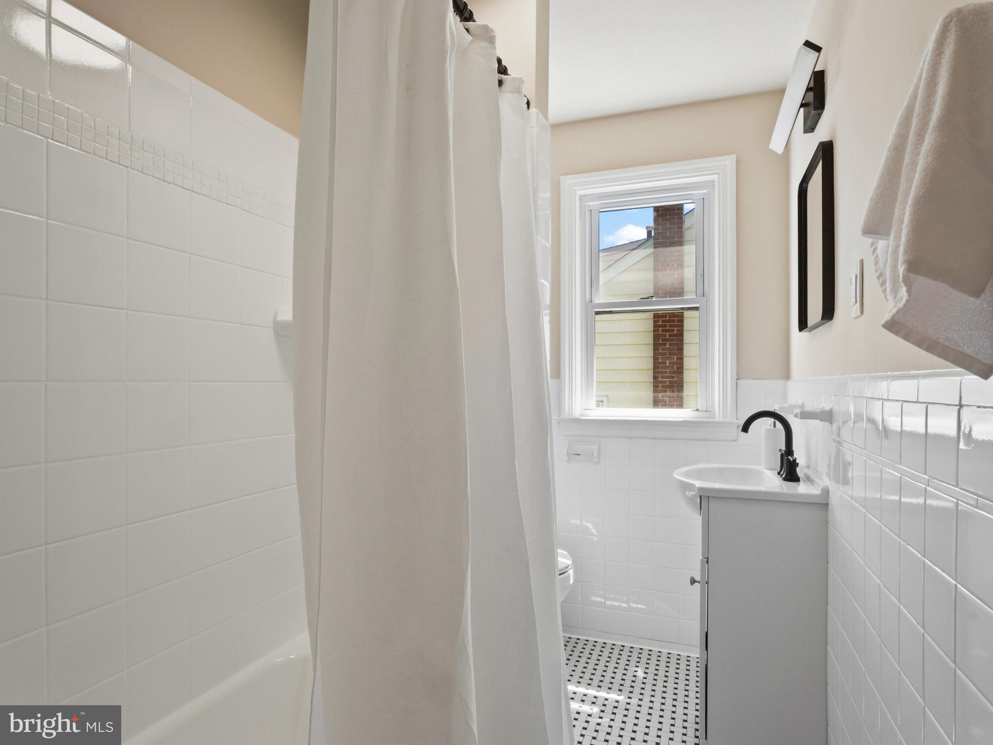 1003 Elm Ridge Avenue Baltimore, MD 21229 - Photo 15 of 40 Full bathroom