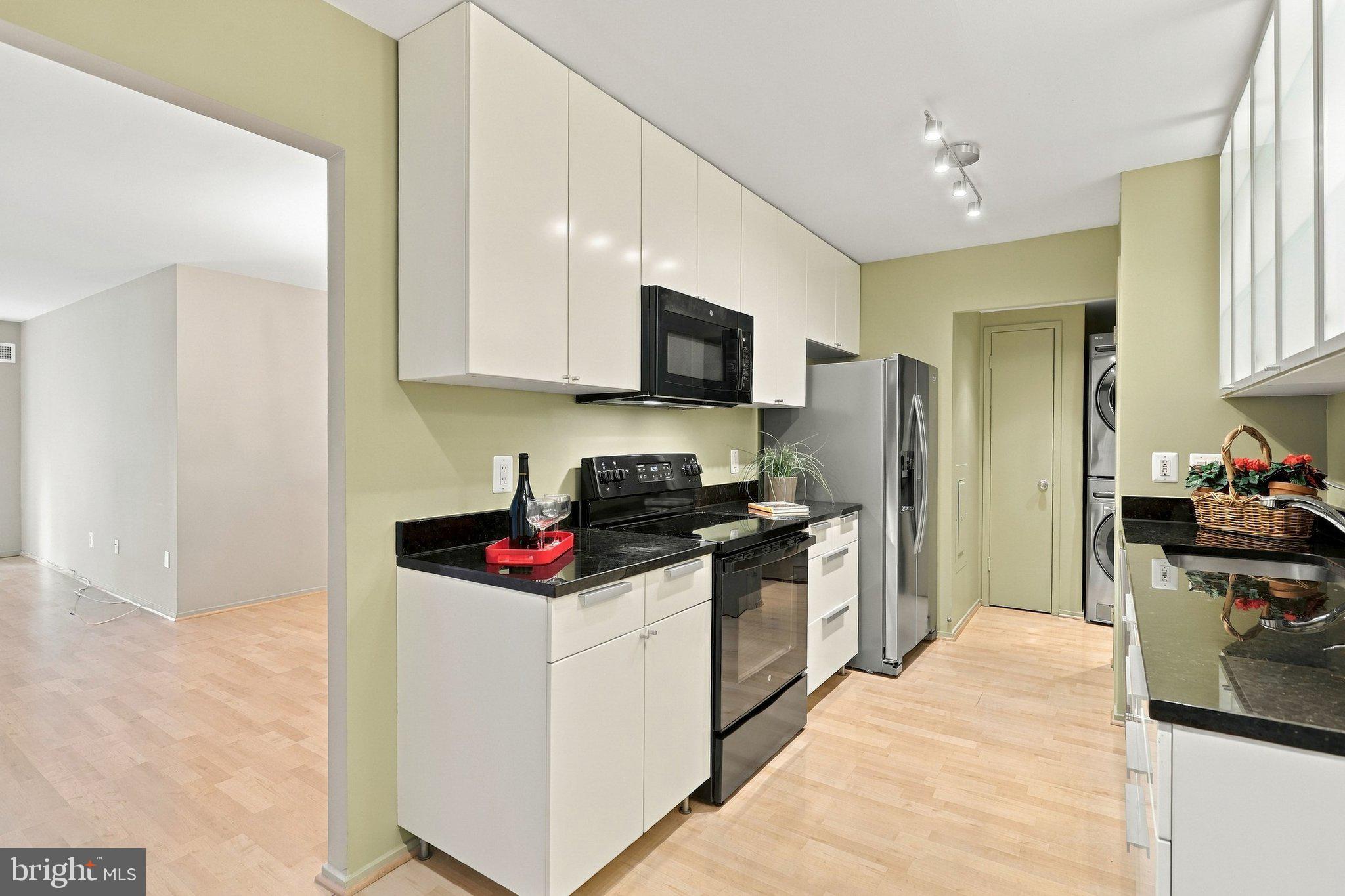 6101 Edsall Road, Unit 408 Alexandria, VA 22304 - Photo 14 of 60 Kitchen