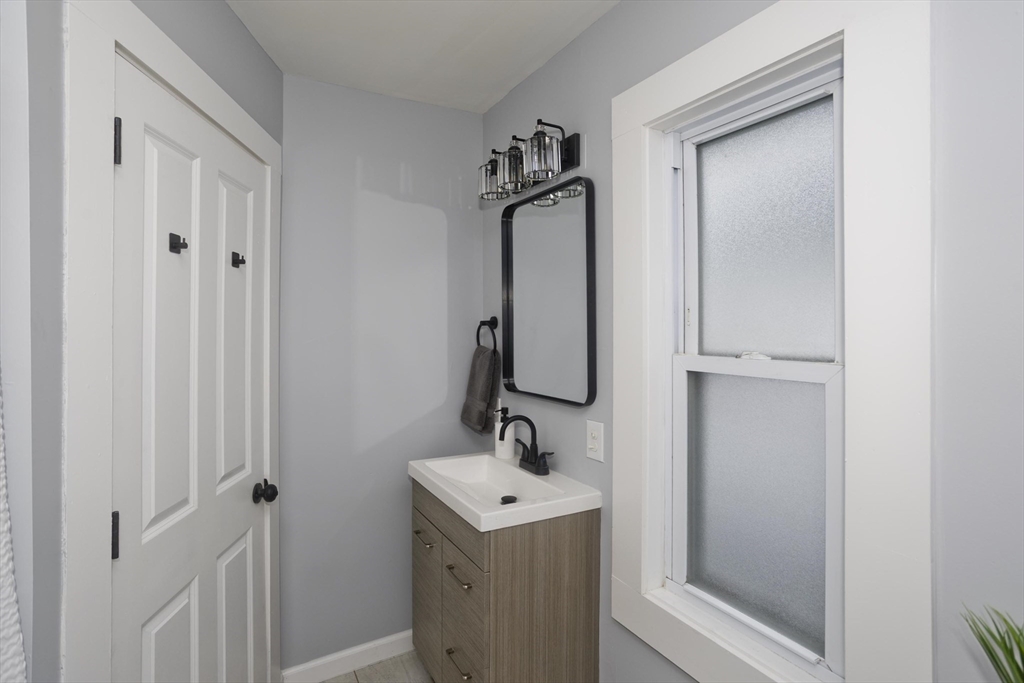 21 Chester Street Springfield, MA 01105 - Photo 11 of 37