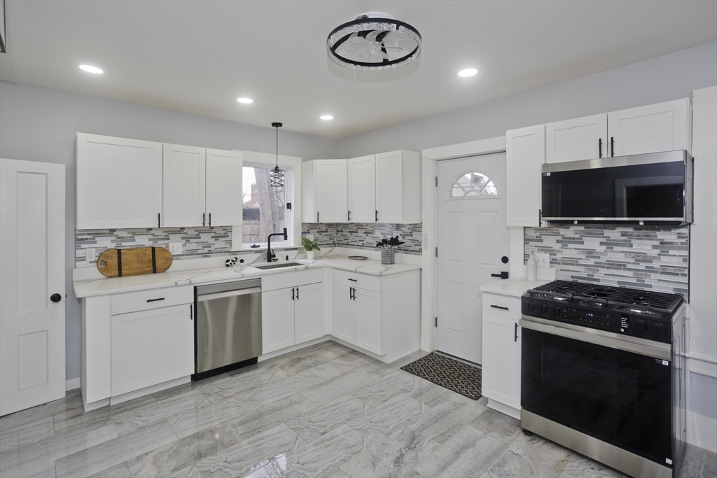 21 Chester Street Springfield, MA 01105 - Photo 3 of 37