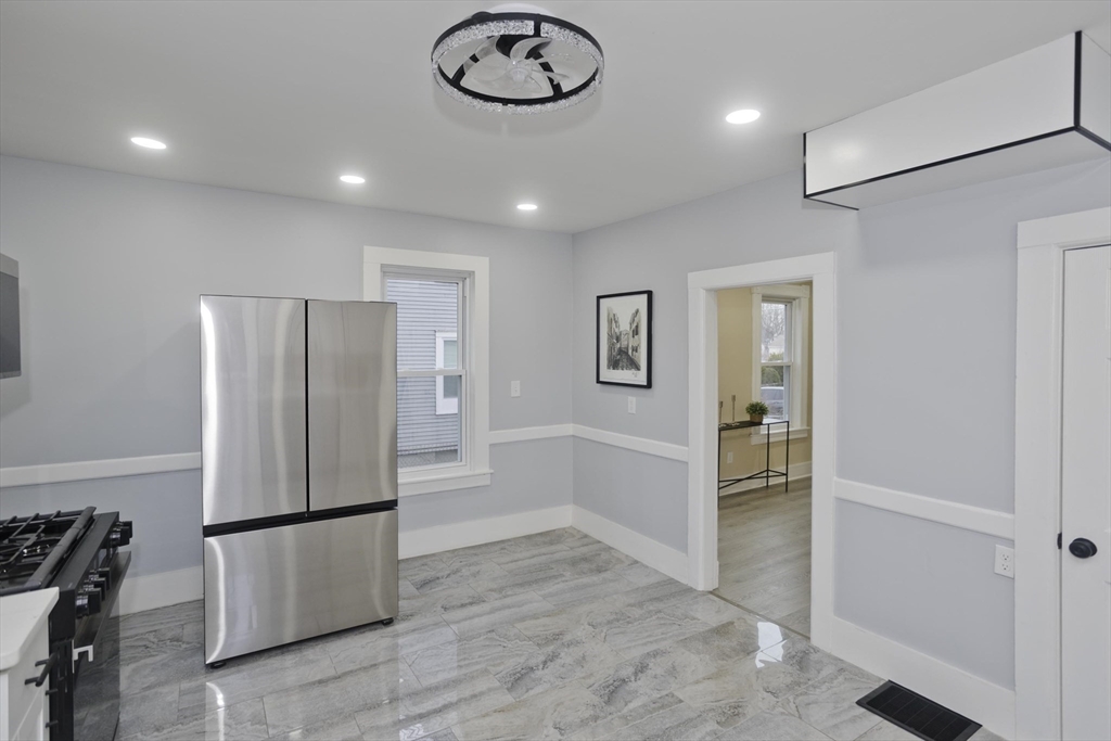 21 Chester Street Springfield, MA 01105 - Photo 7 of 37