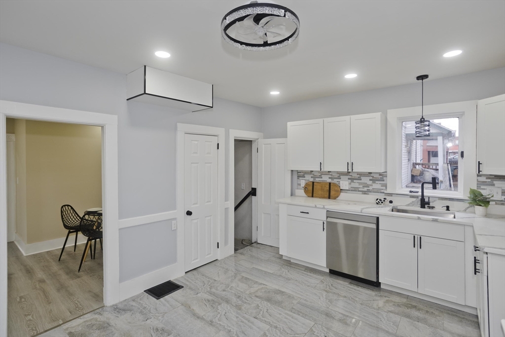 21 Chester Street Springfield, MA 01105 - Photo 8 of 37