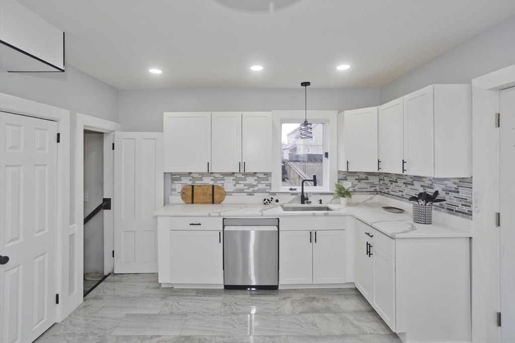 21 Chester Street Springfield, MA 01105 - Photo 9 of 37