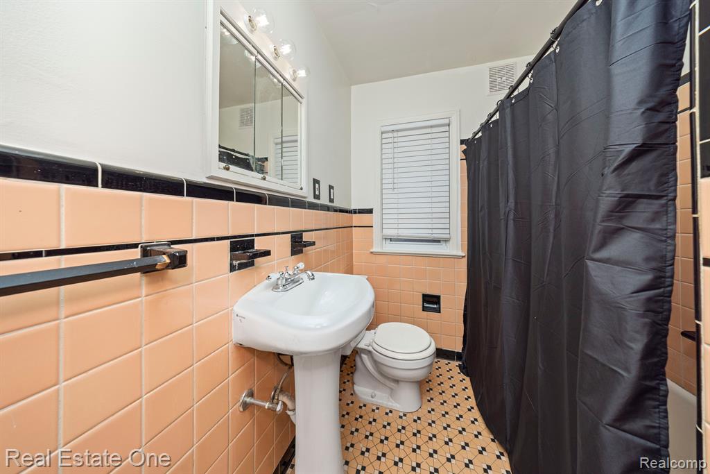 1347 Hampton Road Grosse Pointe Woods, MI 48236 - Photo 13 of 32 Gallery Image 13