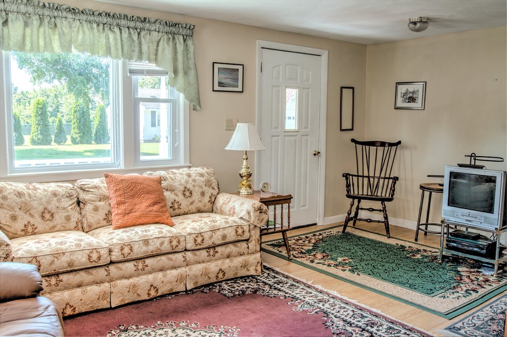 9 Matthew Road Billerica, MA 01821 - Photo 2 of 30