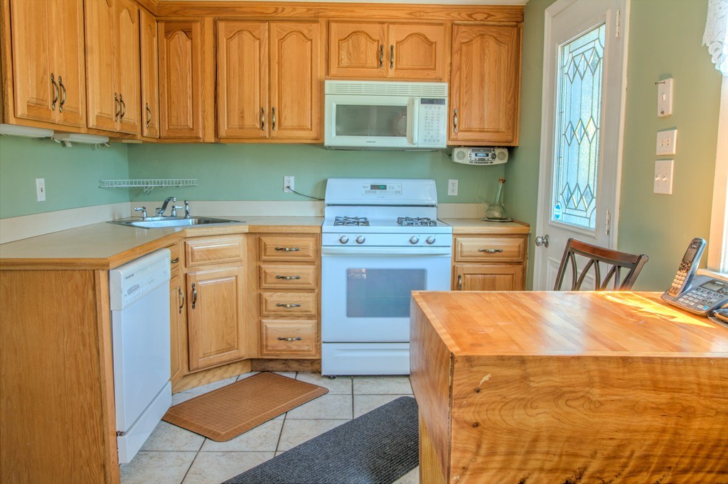 9 Matthew Road Billerica, MA 01821 - Photo 10 of 30