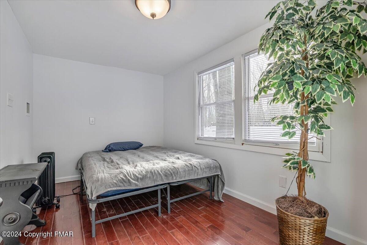 124 Rabbit Court Bushkill, PA 18324 - Photo 24 of 44 a bedroom with a bed and a potted plant