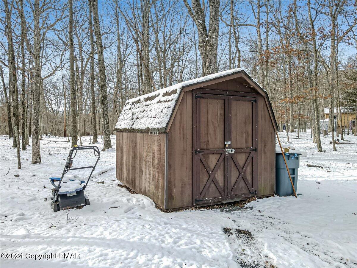 124 Rabbit Court Bushkill, PA 18324 - Photo 30 of 44 a view of wooden fence and a bench