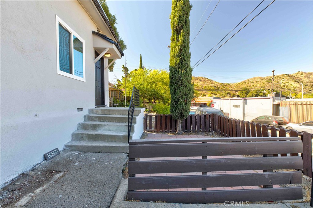 10108 Fernglen Avenue Tujunga, CA 91042 - Photo 3 of 15
