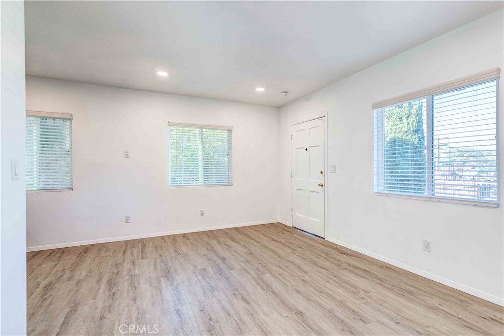 10108 Fernglen Avenue Tujunga, CA 91042 - Photo 4 of 15