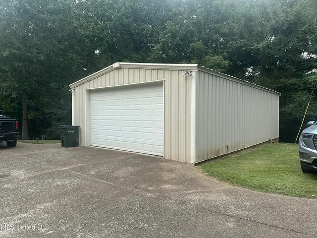 $325,000 | 4185 Laws Hill Road, Waterford, MS 38685