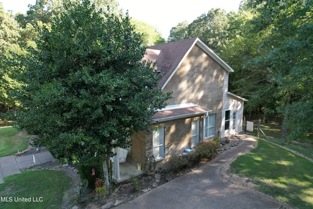 $325,000 | 4185 Laws Hill Road, Waterford, MS 38685