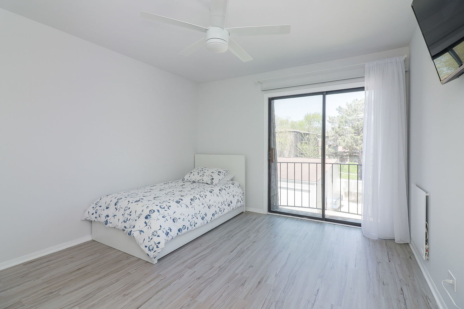 201 North Waters Edge Drive, Unit 302 Glendale Heights, IL 60139 - Photo 12 of 18 a room with a bed a mirror and a window