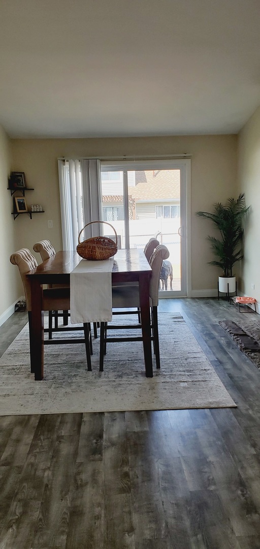 660 Niagara Drive Bolingbrook, IL 60440 - Photo 11 of 28 a living room with furniture a table and a large window