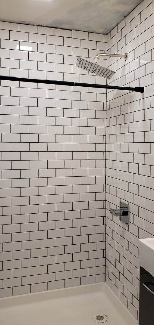 660 Niagara Drive Bolingbrook, IL 60440 - Photo 16 of 28 a bathroom with a shower
