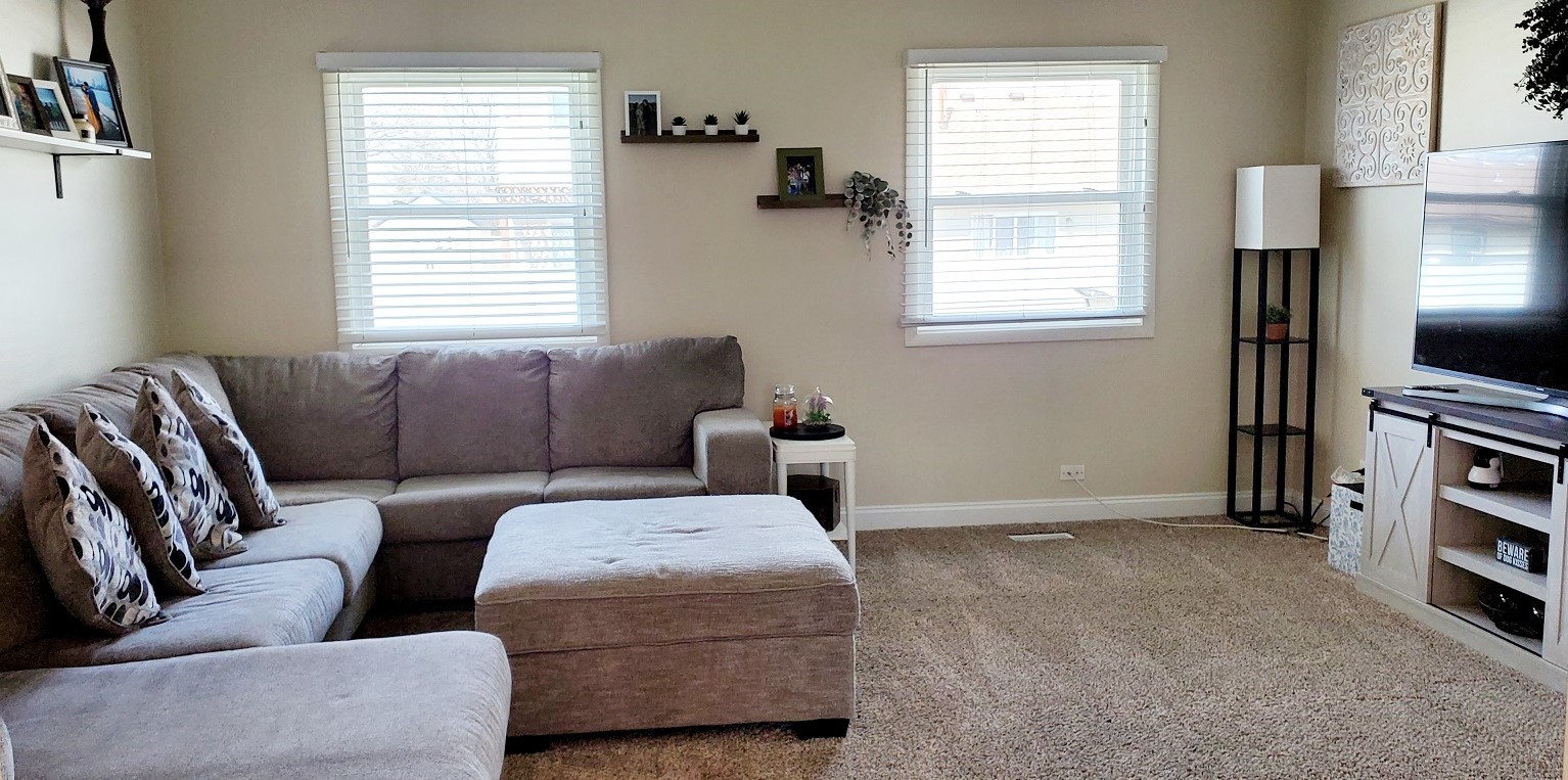 660 Niagara Drive Bolingbrook, IL 60440 - Photo 5 of 28 a living room with furniture a window and a flat screen tv