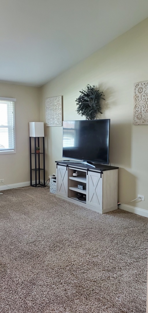 660 Niagara Drive Bolingbrook, IL 60440 - Photo 6 of 28 a living room with furniture and a flat screen tv