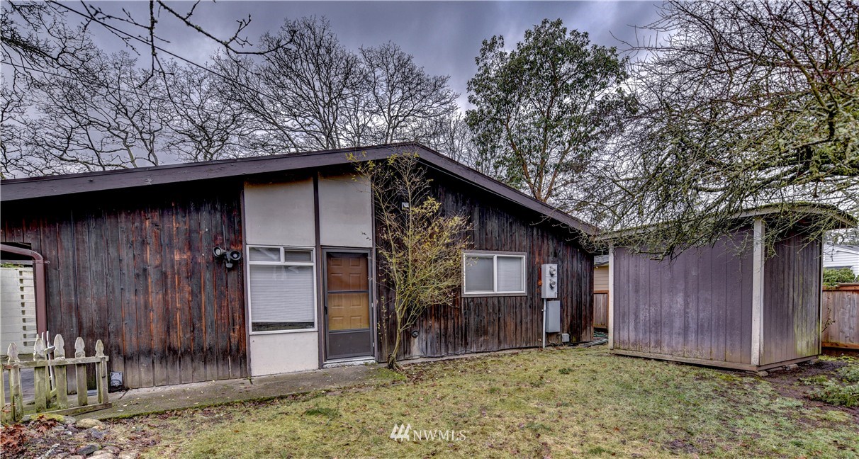 8701-8703 Custer Road Southwest Lakewood, WA 98499 - Photo 1 of 17 a backyard of a house