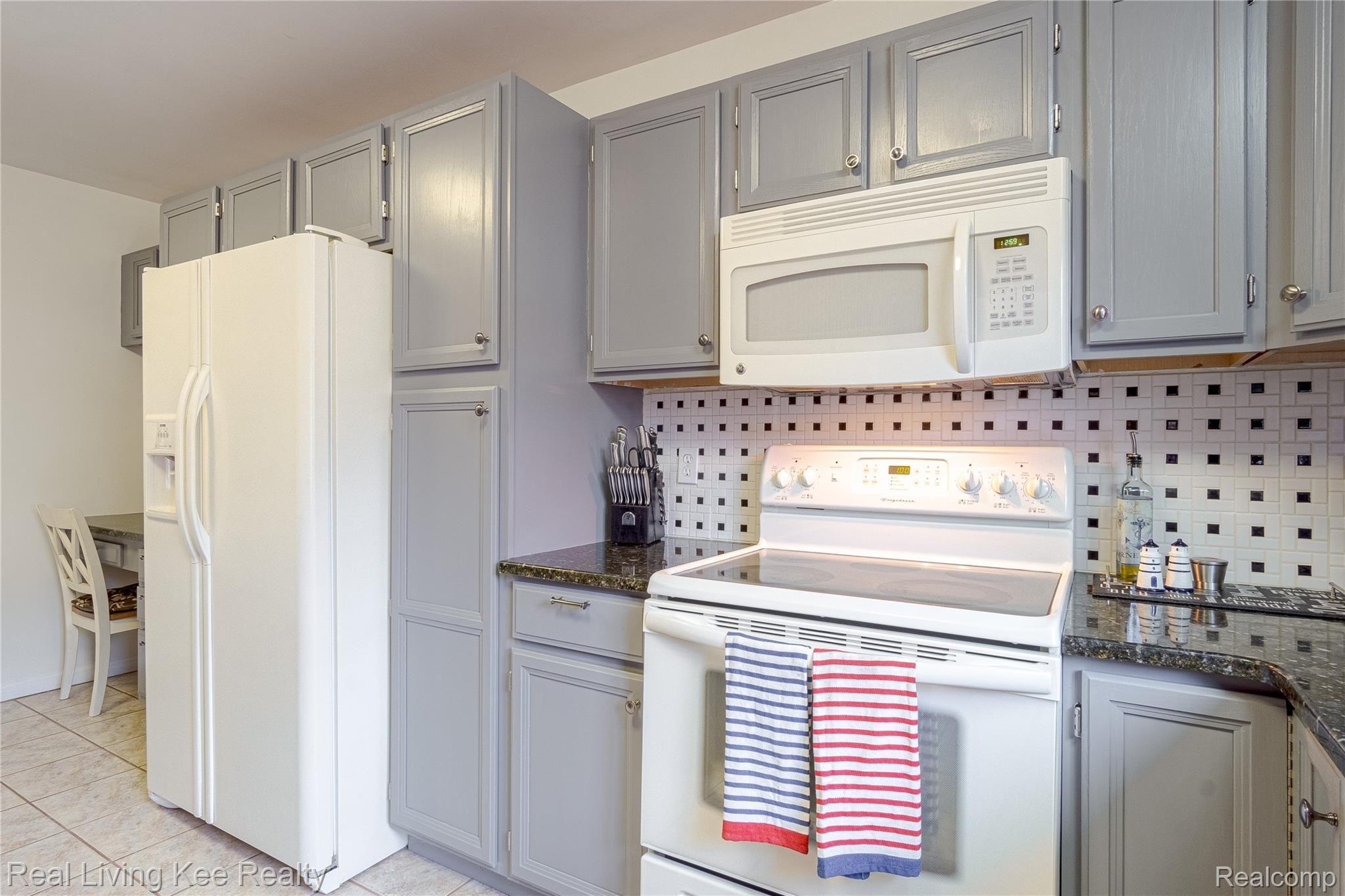 2200 Rochelle Park Drive Rochester, MI 48309 - Photo 14 of 49 Interiors (17 of 41).jpg