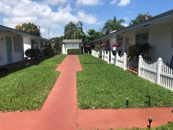$1,600 | 2325 Garfield Street, Unit 15, Hollywood, FL 33020