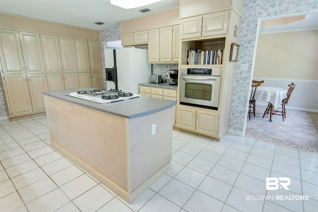 10210 Willis Road Foley, AL 36535 - Photo 8 of 26 Kitchen with Island