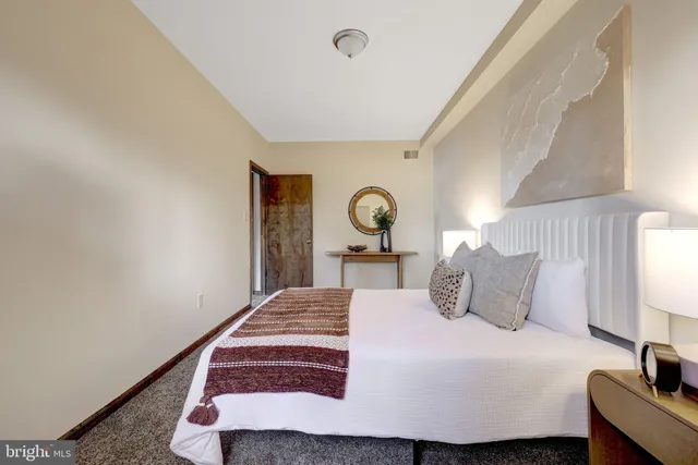 a black and white photo of a living room