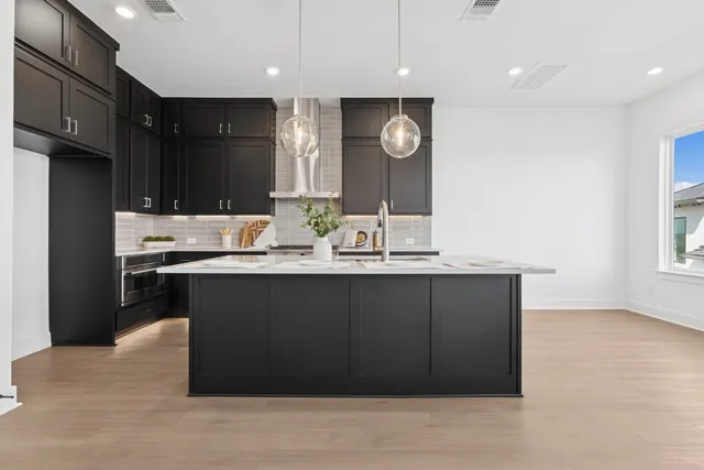 $715,000 | 16 Maybury Way, Lakeway, TX 78738