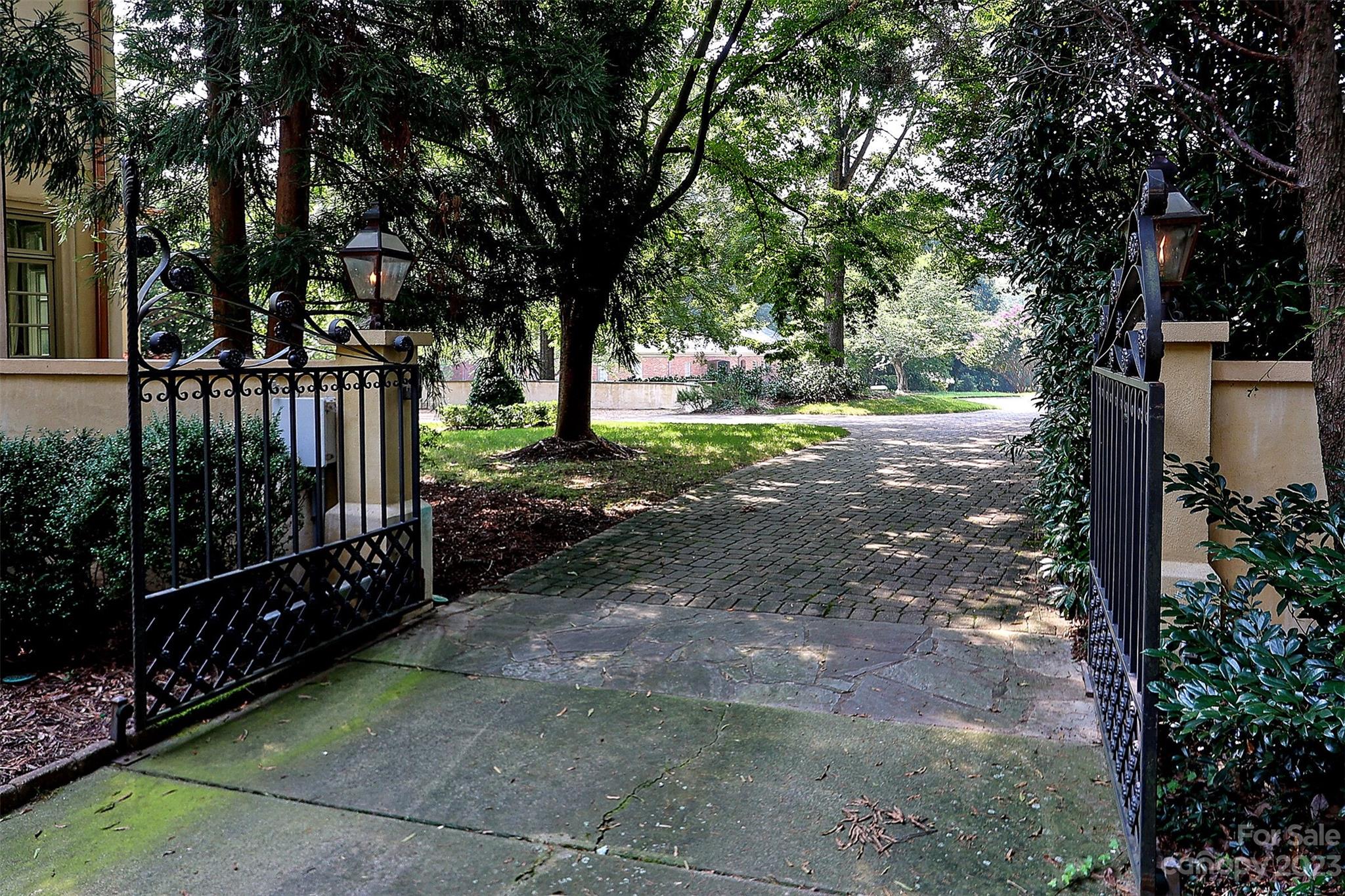 2416 Warburton Road Charlotte, NC 28211 - Photo 44 of 46 a view of a yard with wooden fence