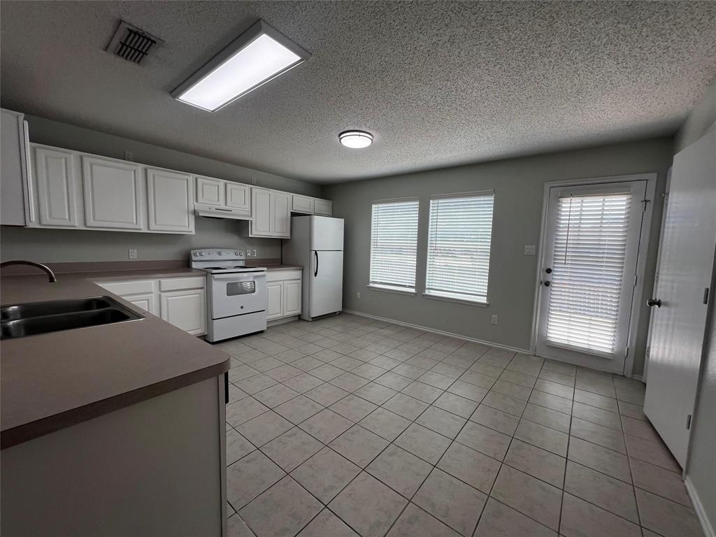 7582 Kings Trail Fort Worth, TX 76133 - Photo 5 of 26