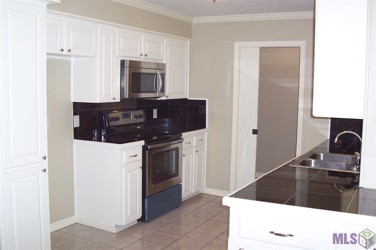 2468 Seracedar Street Baton Rouge, LA 70816 - Photo 7 of 16 Large eat in kitchen features new appliances