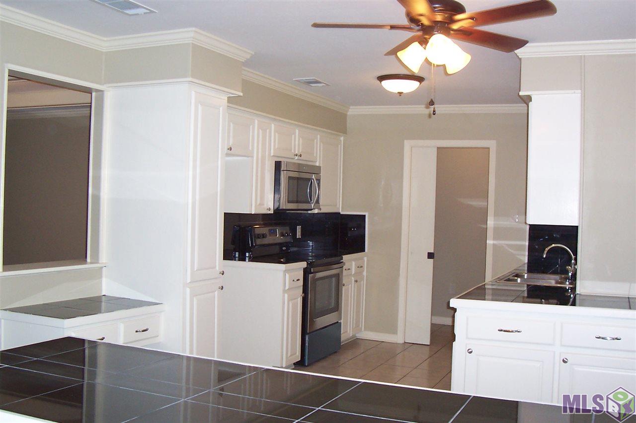 2468 Seracedar Street Baton Rouge, LA 70816 - Photo 8 of 16 ar seperates breakfast room and family room