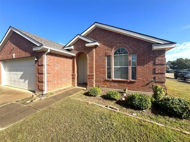 $2,050 | 1923 Pin Oak Lane, Dallas, TX 75253