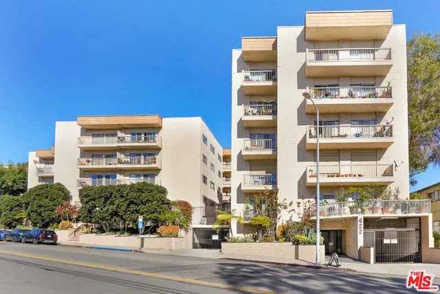 $3,100 | 622 South Barrington Avenue, Unit 403, Los Angeles, CA 90049