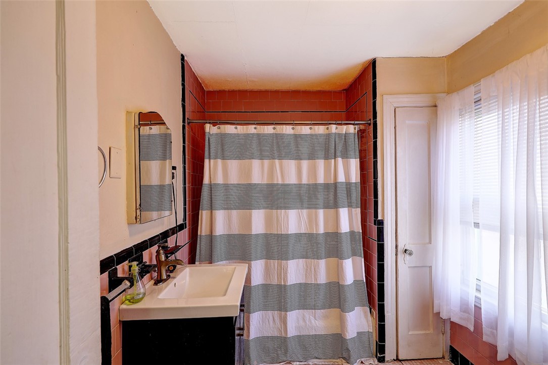 49 Water Street Warren, RI 02885 - Photo 20 of 37 2nd Fl N - Vintage Tiled Full Bathroom