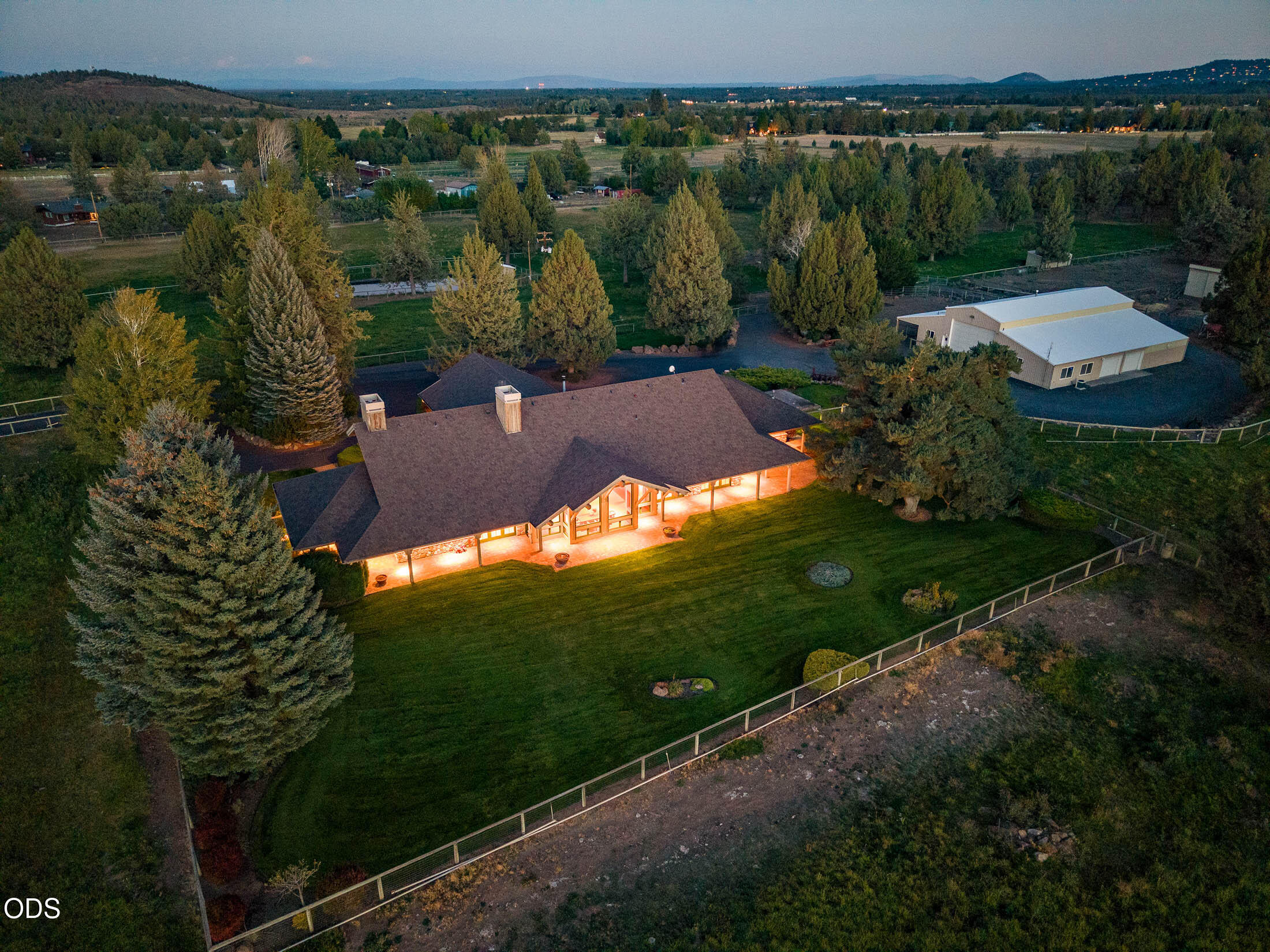 18975 Pinehurst Road Bend, OR 97703 - Photo 4 of 80 Gallery Image 4