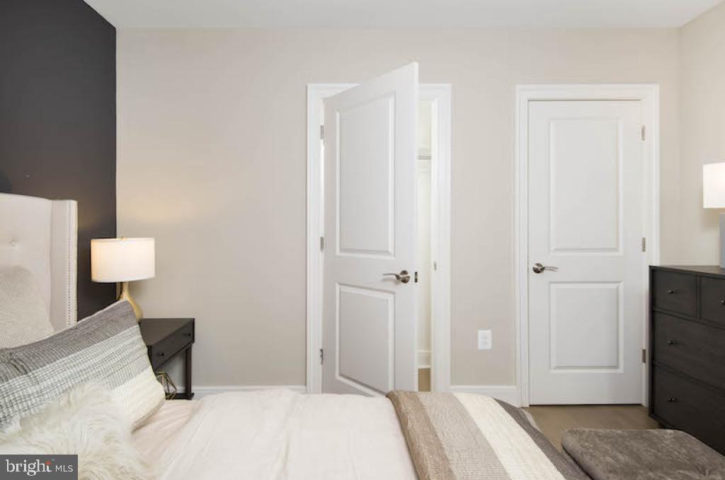 200 North 16th Street, Unit 2111 Philadelphia, PA 19102 - Photo 62 of 66 a bedroom with a bed and a lamp